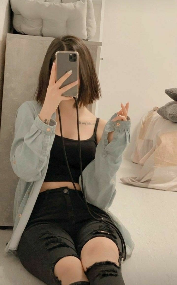 mirror-selfie-dp-caption mirror-selfie-dp-caption